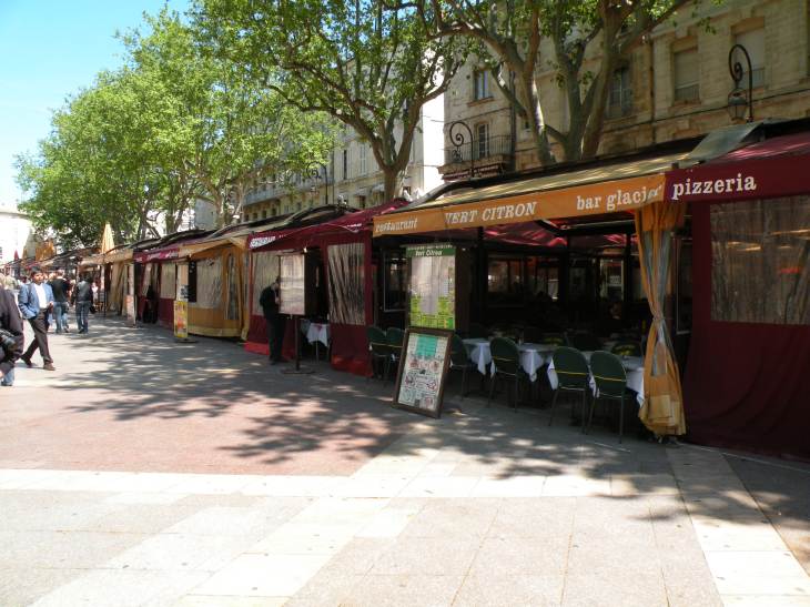 terrasses couvertes de restaurants et cafés